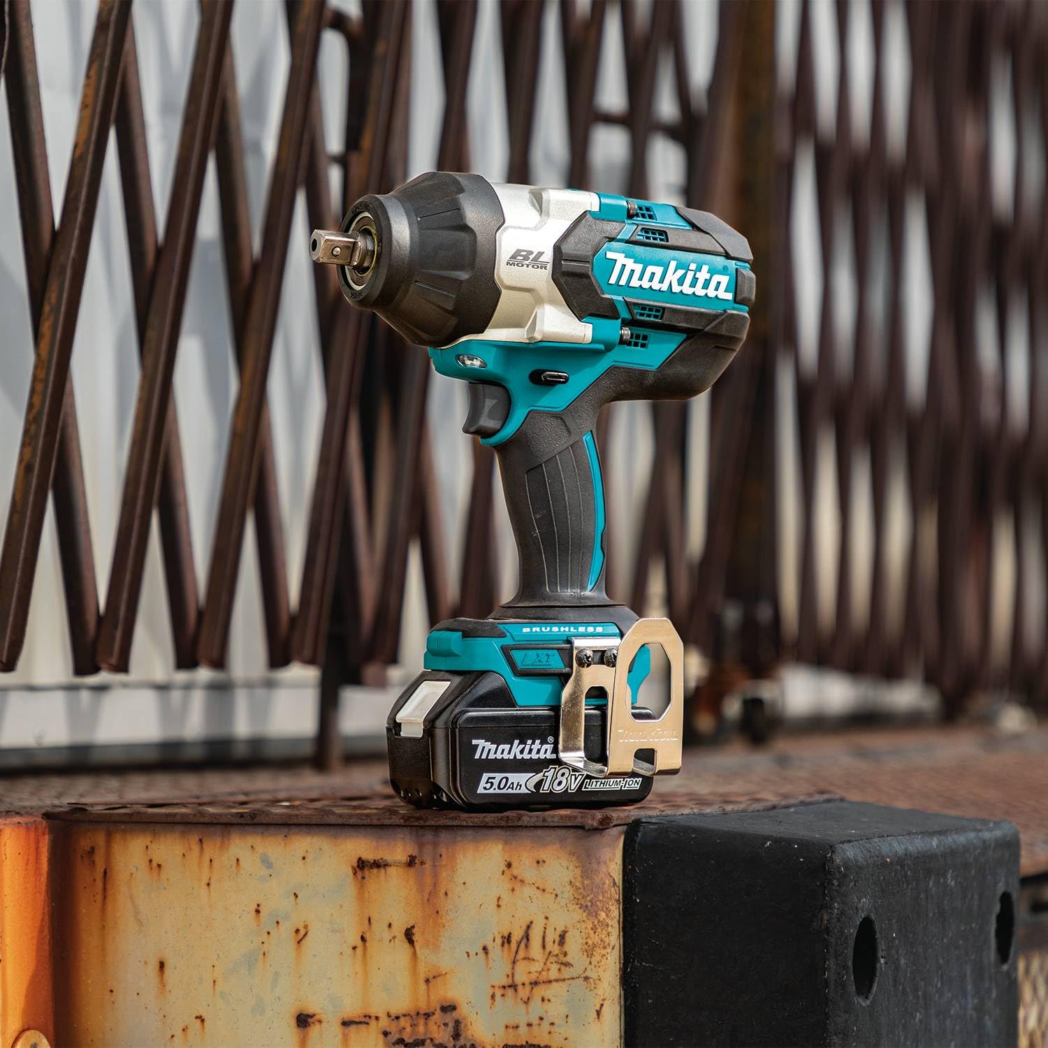 Makita XWT19T 18V LXT® Lithium-Ion Brushless Cordless 3-Speed 1/2" Sq. Drive Impact Wrench Kit w/Detent Anvil (5.0Ah) - Image 8